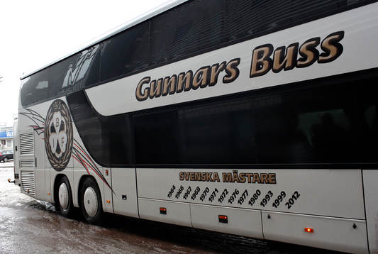 Brynäs buss med texten "Svenska mästare" på sidan av