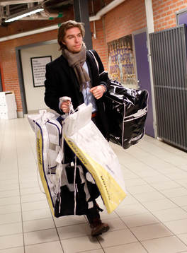 Brynäs målvakt Felix Sandström bär sina målvaktsskydd
