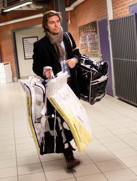 Brynäs målvakt Felix Sandström bär sina benskydd när
