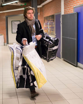 Brynäs målvakt Felix Sandström bär sina målvaktsskydd