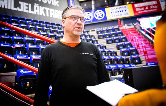 Karlskronas tränare Per Hånberg blir intervjuad