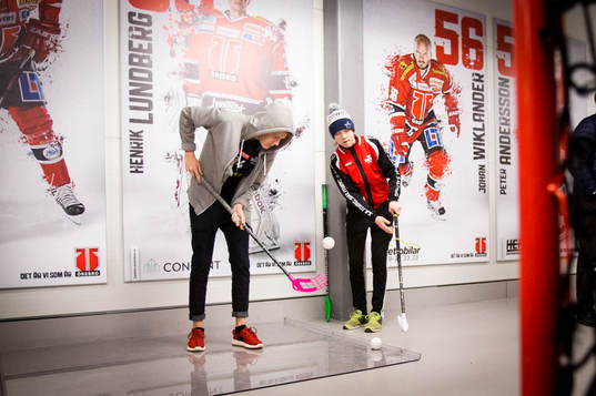 Tema idrottens dag där ungdomar testar innebandy