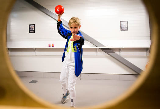 Tema idrottens dag där ungdomar testar handboll