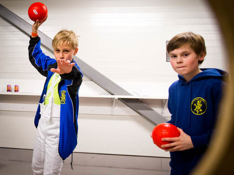Tema idrottens dag där ungdomar testar handboll