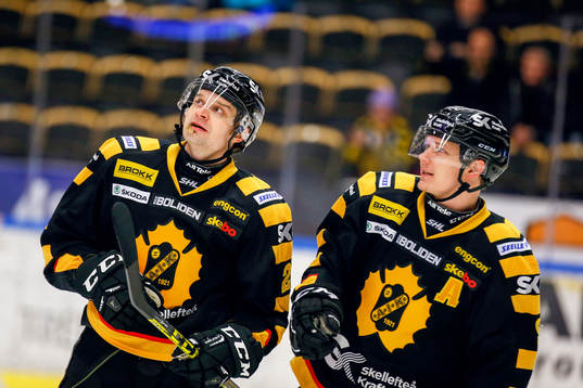 Skellefteås Janne Pesonen jublar med Patrik Zackrisson