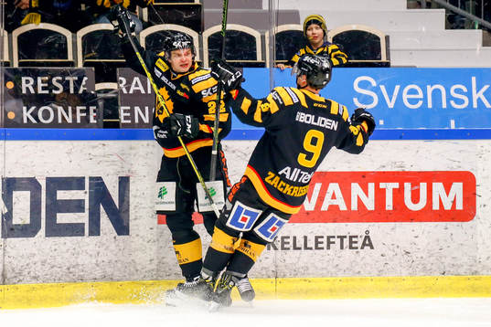 Skellefteås Patrik Zackrisson och Janne Pesonen jublar