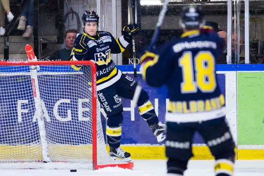 s Simon Önerud och Pär Arlbrandt jublar