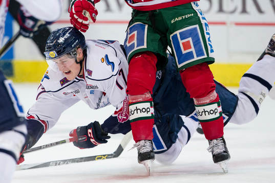 Linköpings Henrik Törnqvist tacklas omkull av Frölundas