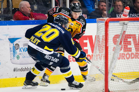 s Lawrence Pilut mot Luleås Toni Rajala