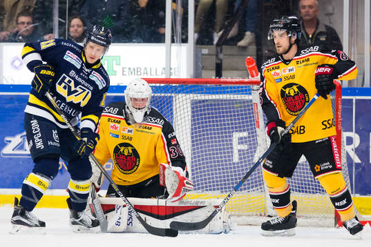 s Simon Önerud framför Luleås målvakt Filip Gustavsson