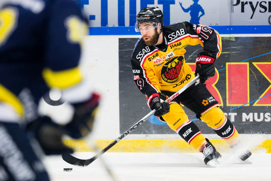 Luleås Jacob Lagace med pucken