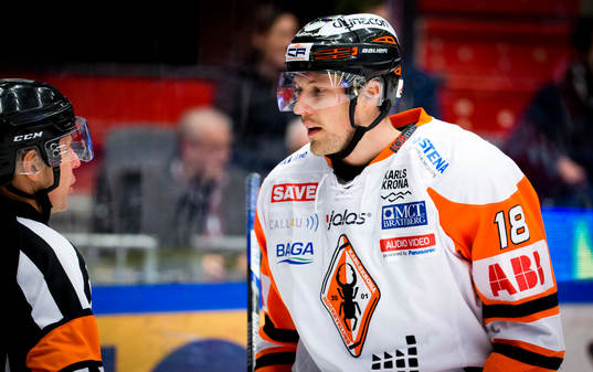 Karlskronas Emil Larsson är arg på domaren Wolmer Edqvist
