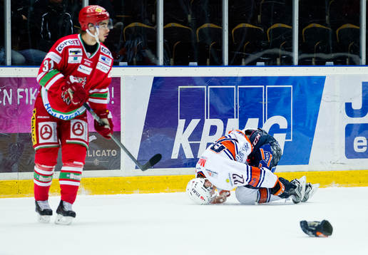 Modos Gustav Possler och Växjös Gustav Rydahl som skadar