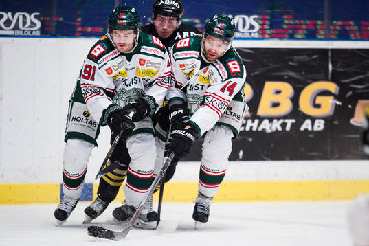 s Jesper Frödén bakom sig