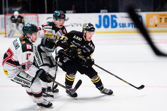 Tingsryds Emil Forslund och Alexander Ruuttu försöker