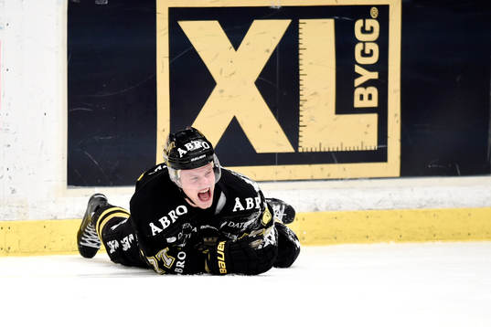s Jacob Spångberg blir liggande