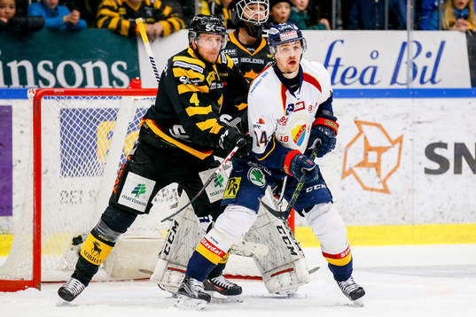 Skellefteås Tim Heed och målvakt Johan Backlund