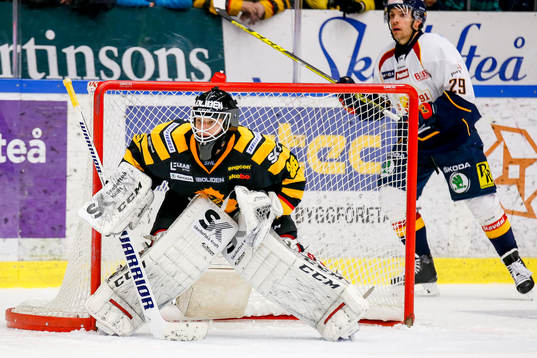 Skellefteås målvakt Johan Backlund och Djurgårdens Matt