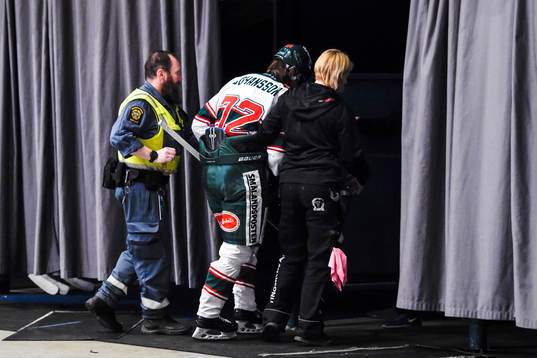 Tingsryds Hannes Johansson får lämna isen skadad