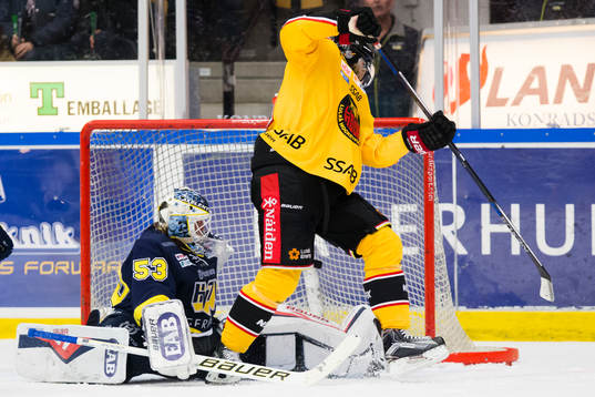 s målvakt Fredrik Pettersson-Wentzel räddar
