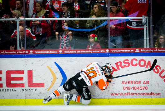 Karlskronas Mattias Guter åker in i sargen och skadar sig
