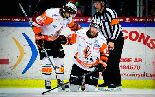 Karlskronas Mattias Guter åker in i sargen och skadar sig