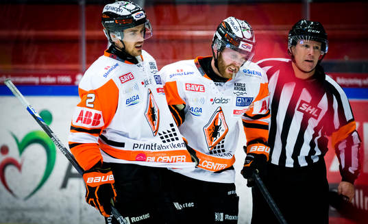 Karlskronas Mattias Guter åker in i sargen och skadar sig