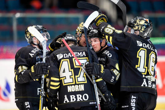 s Jonathan Andersson jublar med lagkamraterna