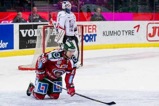 Frölundas Anton Axelsson liggande med skada