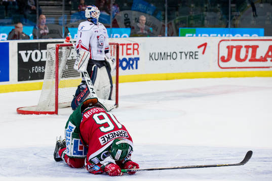 Frölundas Anton Axelsson liggande med skada