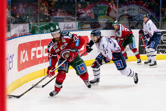 Frölundas Robin Figren jagad av Linköpings Niklas Persson