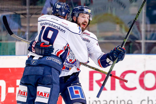 Linköpings Niklas Persson jublar med Petter Hansson