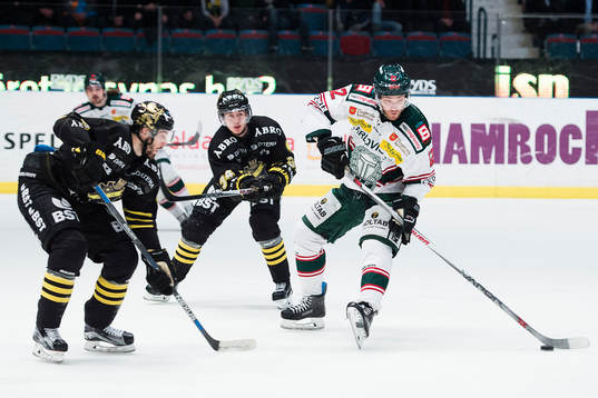 s Michael Lindqvist försöker stoppa Tingsryds Denny Kearny