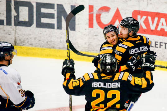 Skellefteås Axel Holmström och Andrew Calof jublar