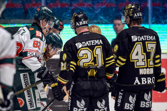Tingsryds Patrik Nilsson får hjälp av isen