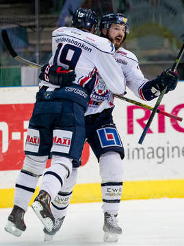 Linköpings Niklas Persson jublar ihop med Petter Hansson