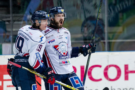 Linköpings Niklas Persson jublar ihop med Petter Hansson