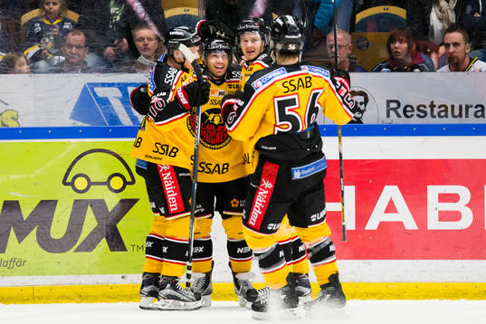 Luleås Jacob Micflikier (i) jublar