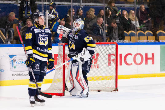 s Anton Bengtsson och målvakt Fredrik Pettersson-Wentzel