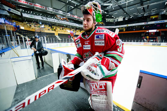 Modos målvakt Adam Reideborn deppar