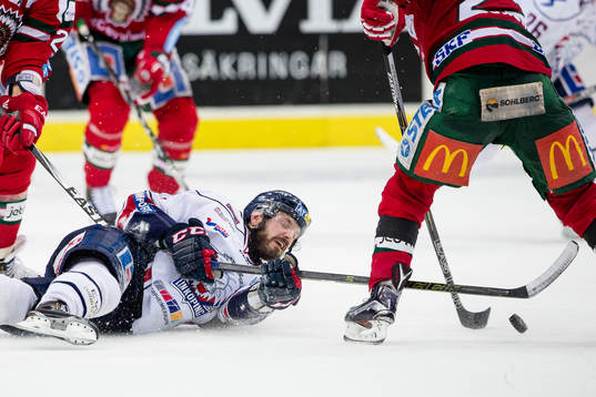 Linköpings Niklas Persson spelar pucken liggande