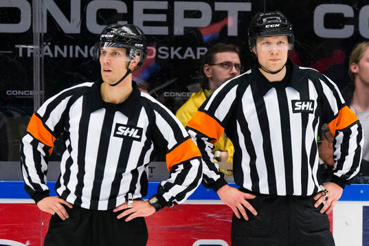 Domarna Andreas Harnebring och Aleksi Rantala