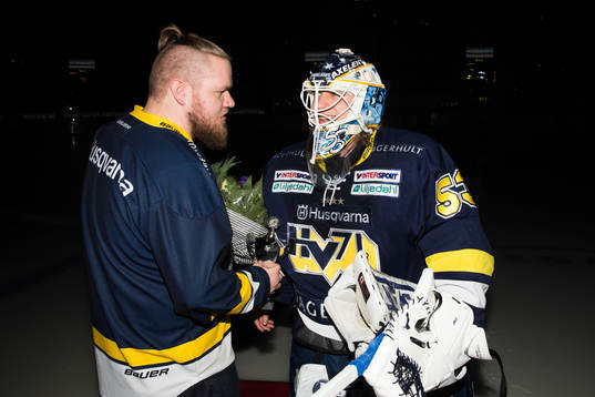 North Bank Supporters ordförande Jens Sehlstedt delar ut