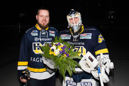 North Bank Supporters ordförande Jens Sehlstedt delar ut