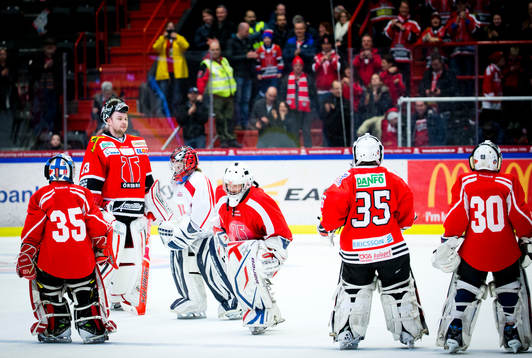 Örebros målvakt Julius Hudacek firar segern