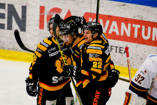 Skellefteås Axel Holmström och Janne Pesonen jublar