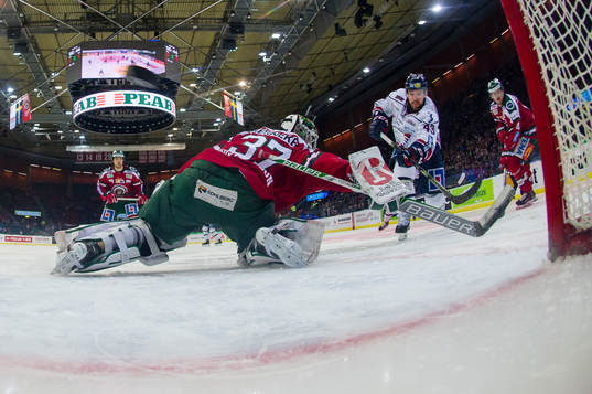 Linköpings Nichlas Hardt skjuter 1-0 bakom Frölundas
