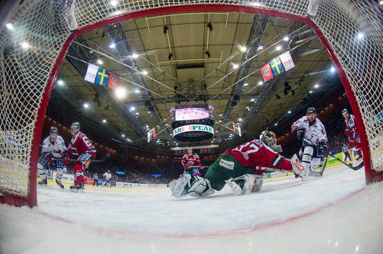 Linköpings Nichlas Hardt skjuter 1-0 bakom Frölundas