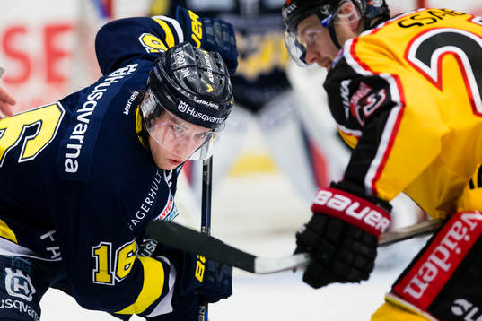 s Filip Sandberg tekar mot Luleås Lucas Wallmark
