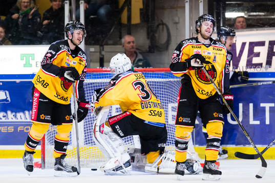 Luleås Lucas Wallmark, målvakt Filip Gustavsson och